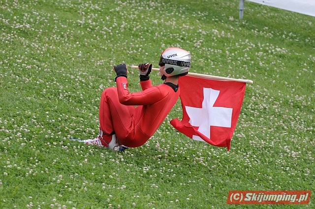 065 Młody skoczek z flagą Szwajcarii